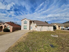 329 Tranquility Ln in Cedar Hill, TX - Building Photo