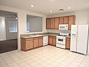 79 Japonica Ave in Las Vegas, NV - Building Photo - Building Photo