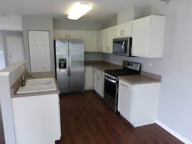 4676 Magnolia Ln in Lake In The Hills, IL - Building Photo - Building Photo