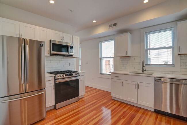 14 Alberta Ter, Unit 3 in Cambridge, MA - Building Photo - Building Photo