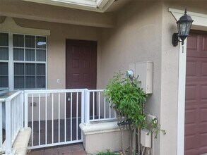 3331 Lakeside Dr in Davie, FL - Building Photo - Building Photo