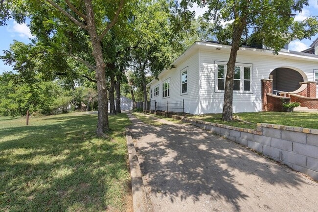 421 W Morton St in Denison, TX - Foto de edificio - Building Photo