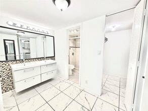 3301 N Country Club Dr in Miami, FL - Building Photo - Building Photo