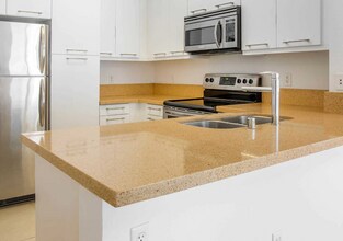 235 San Pedro St, Unit #1548 in Los Angeles, CA - Foto de edificio - Building Photo