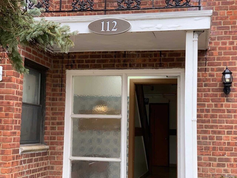 100 Division Ave-Unit -2 D in Levittown, NY - Building Photo