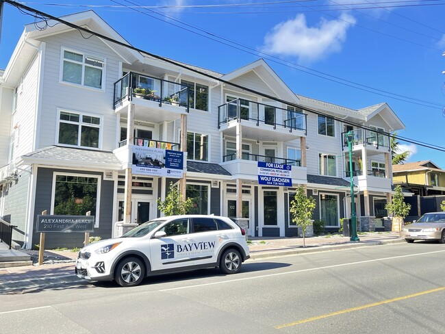 210 First Ave W in Qualicum Beach, BC - Building Photo - Building Photo