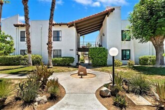 250 E San Jose Rd, Unit 61 in Palm Springs, CA - Foto de edificio - Building Photo