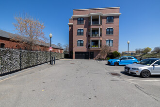 Jackson Falls Condominiums in Nashua, NH - Building Photo - Building Photo