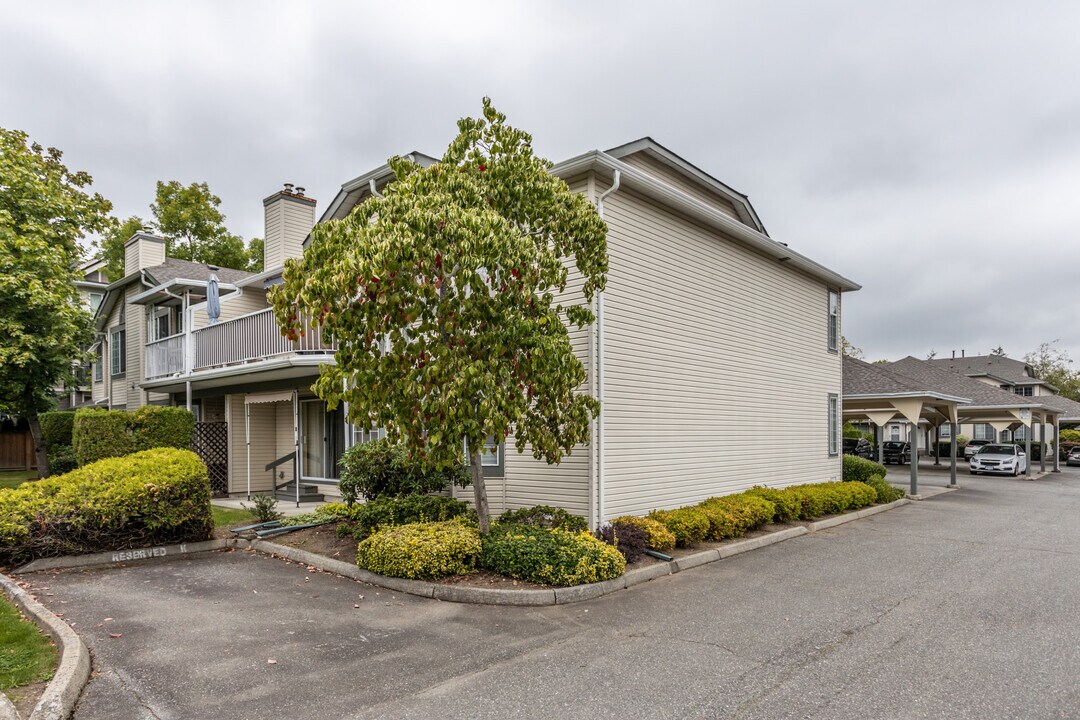 5760 174 St in Surrey, BC - Building Photo