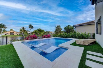 11849 SW 13th St in Pembroke Pines, FL - Foto de edificio - Building Photo