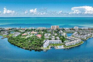 534 Sutton Pl in Longboat Key, FL - Building Photo