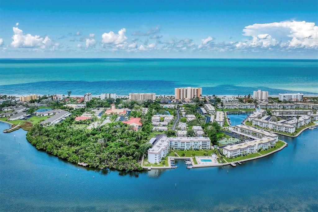 534 Sutton Pl in Longboat Key, FL - Foto de edificio