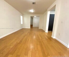 10306 NW 70th Terrace in Doral, FL - Building Photo - Building Photo