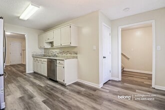 8078 Woodlake Dr in Riverdale, GA - Foto de edificio - Building Photo