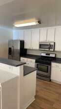 Bentley Ave. Apartments in Los Angeles, CA - Foto de edificio - Building Photo