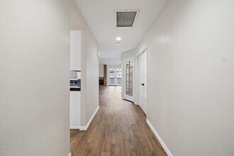 5571 Adobe Falls Rd in San Diego, CA - Building Photo - Building Photo