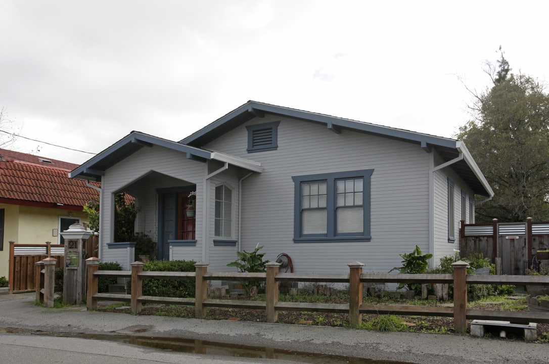 21 Cherry St in Petaluma, CA - Building Photo