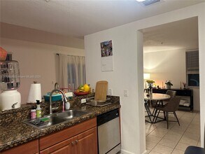 11002 NW 83rd St in Doral, FL - Foto de edificio - Building Photo