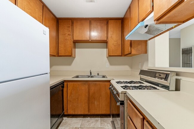 1070 Loma Ave in Long Beach, CA - Building Photo - Building Photo