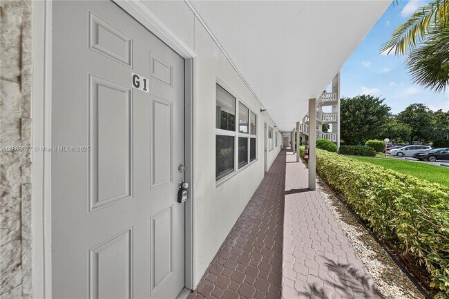 2801 Victoria Way in Coconut Creek, FL - Building Photo - Building Photo