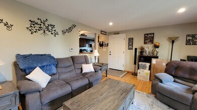 37 Sandy Ln, Unit Upper in Buffalo, NY - Foto de edificio - Building Photo