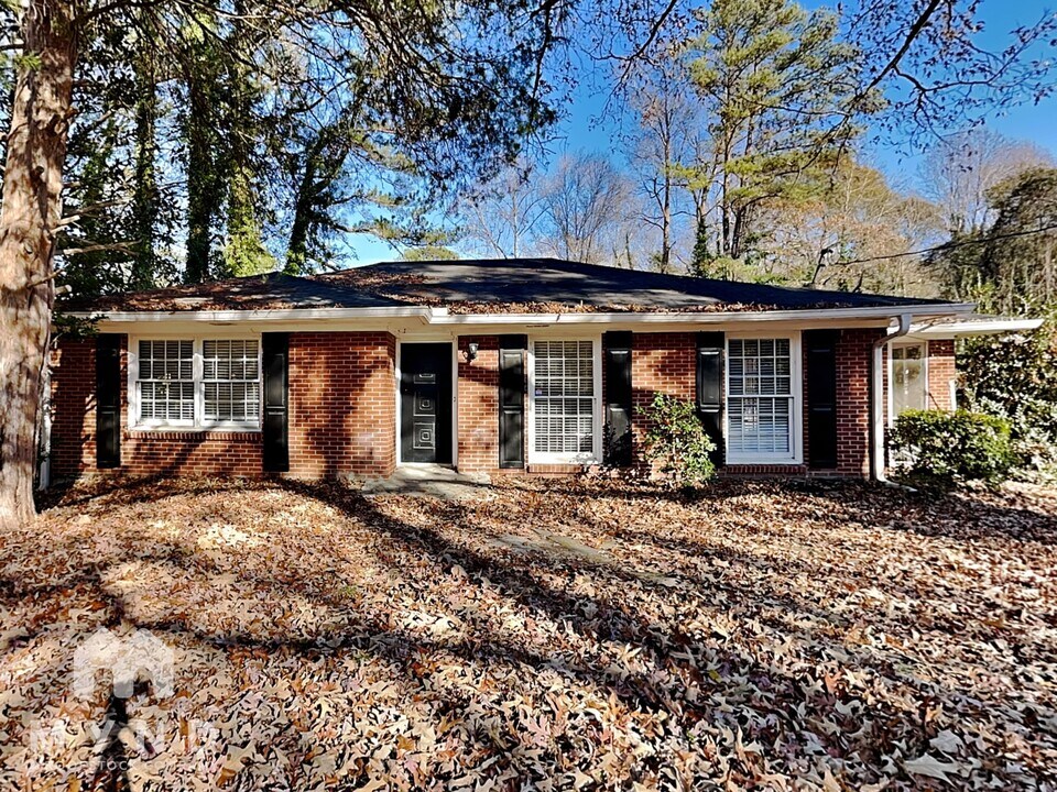 990 Lynhurst Dr SW in Atlanta, GA - Building Photo