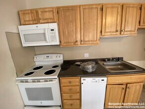 1105 Commonwealth Ave, Unit 2 in Boston, MA - Building Photo - Building Photo