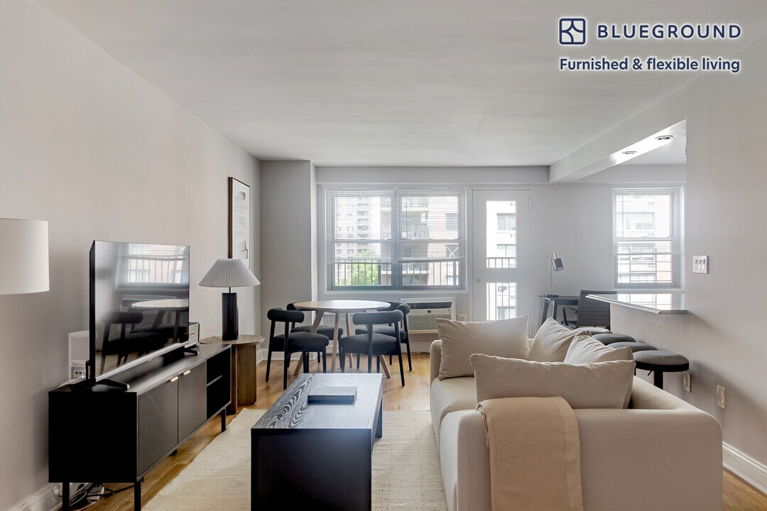 50 W 97th St in New York, NY - Building Photo