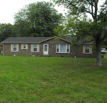 2221 Green Acres Dr in Clarksville, TN - Building Photo
