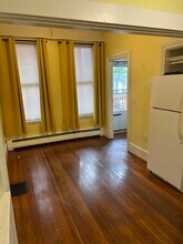 16 Church St, Unit 1 floor in Gloucester, MA - Foto de edificio - Building Photo