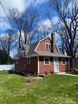 34 Hurlbutt Rd in Ledyard, CT - Building Photo