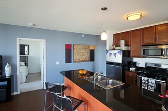 600 W Kinzie St, Unit 3703 in Chicago, IL - Building Photo - Building Photo