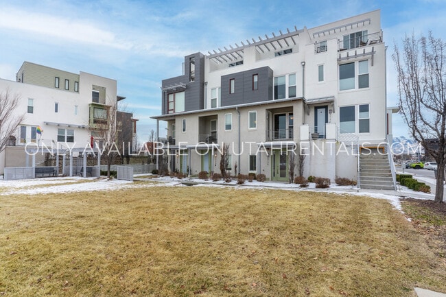 4738 W Daybreak Rim Way in South Jordan, UT - Building Photo - Building Photo