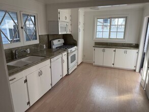 105 Edgewater Pl in Newport Beach, CA - Building Photo - Building Photo