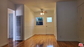 11202 Camarillo St in Los Angeles, CA - Building Photo