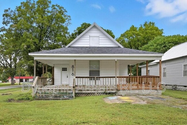 property at 816 W 3rd St