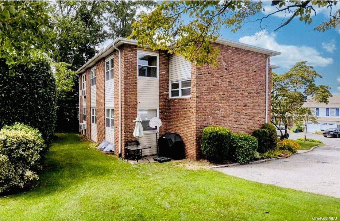 136 Manhasset Ave in Manhasset, NY - Building Photo