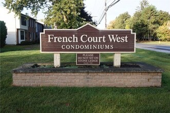 663 French Rd in Rochester, NY - Foto de edificio - Building Photo