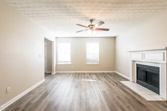 896 Madison Ct in Jonesboro, GA - Foto de edificio - Building Photo