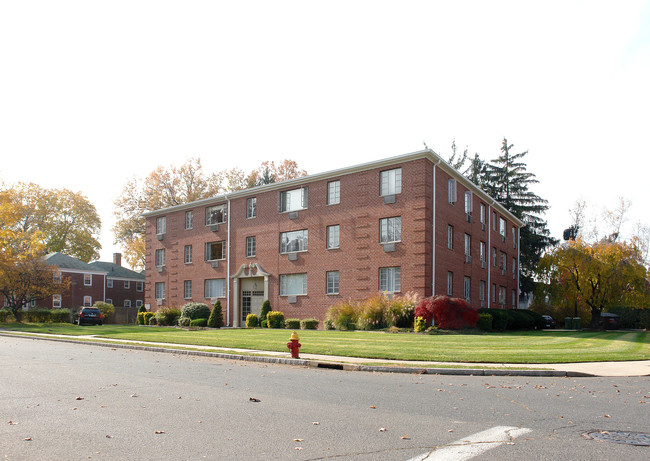 Rosewood Apartments in West Hartford, CT - Building Photo - Building Photo