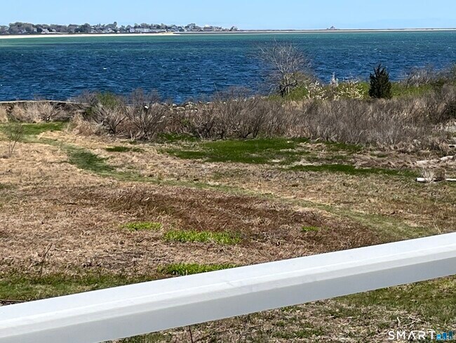 39 Main St in Stonington, CT - Foto de edificio - Building Photo