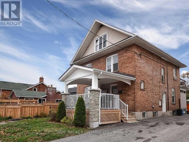 210 Mary St N in Oshawa, ON - Building Photo - Building Photo