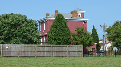 Fields House Apartments in Newport News, VA - Building Photo - Building Photo