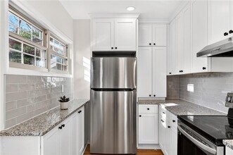 2918 Highland Dr SE in Smyrna, GA - Foto de edificio - Building Photo