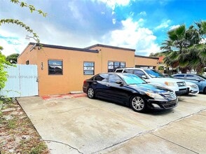 236 E 14th St in Hialeah, FL - Building Photo - Building Photo