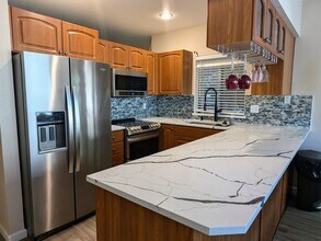9009 Avondale Rd NE in Redmond, WA - Building Photo - Building Photo