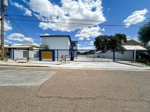 615 E Lane St in Laredo, TX - Building Photo - Building Photo