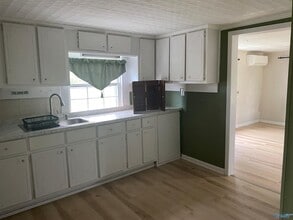 239 Cryer Rd in Hartselle, AL - Foto de edificio - Building Photo