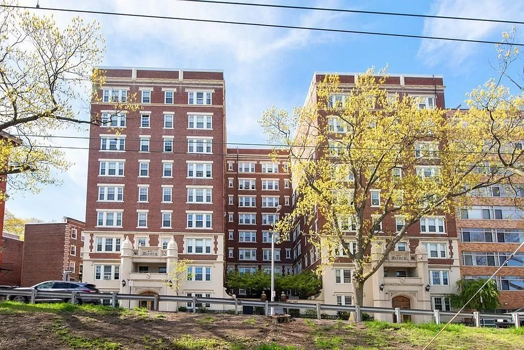 1450 Beacon St, Unit 703 in Brookline, MA - Building Photo