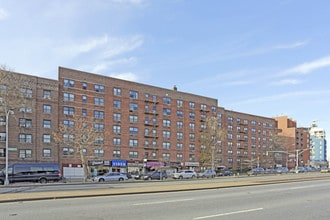10230 Queens Blvd in Forest Hills, NY - Foto de edificio - Building Photo